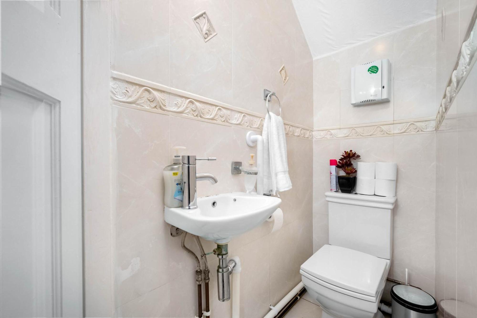 Modern 18 Guest Large In Solihull - Near Nec, Jlr, Hs2 And Bhx *
